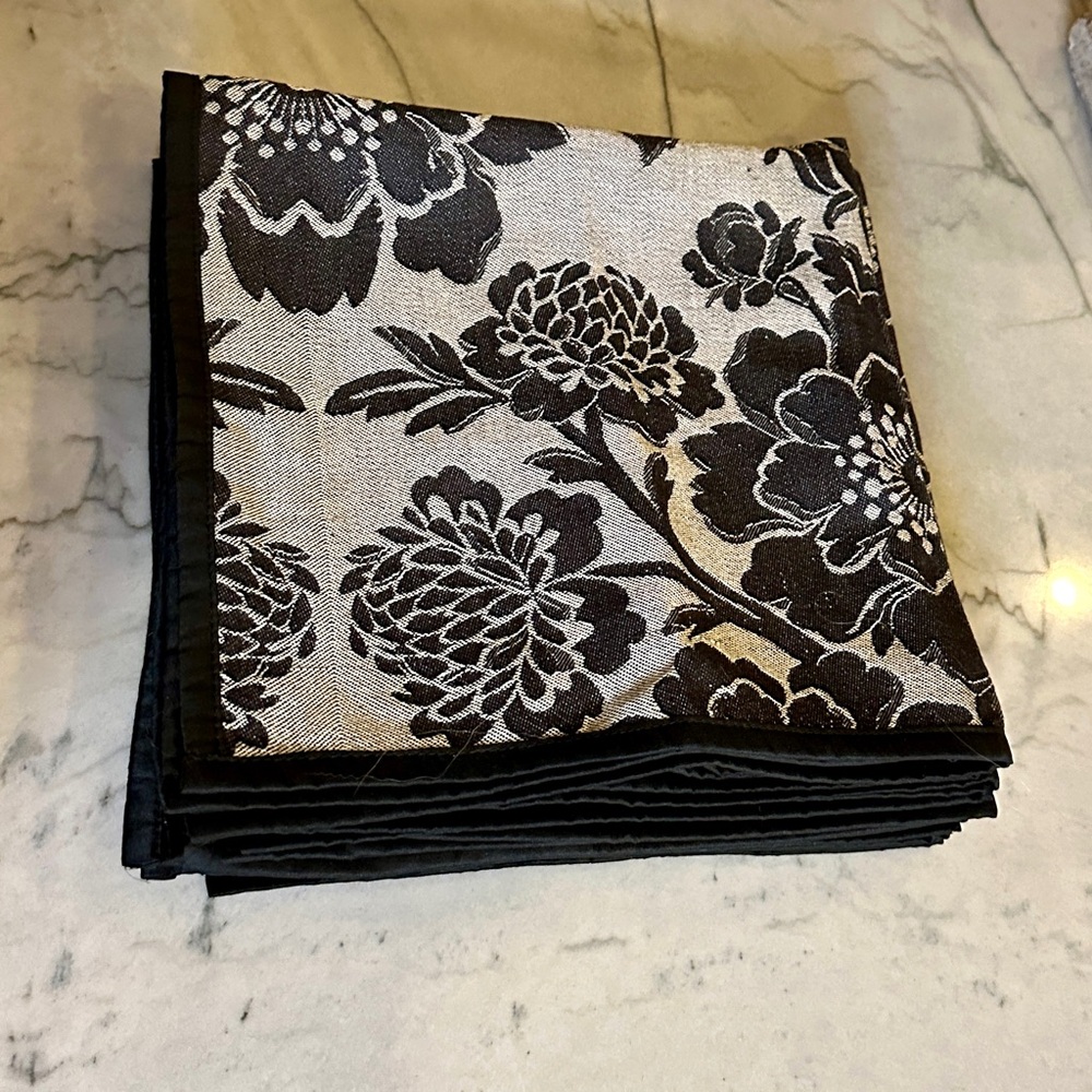 Set of 8 Anthropologie napkins. Brand new & soft.